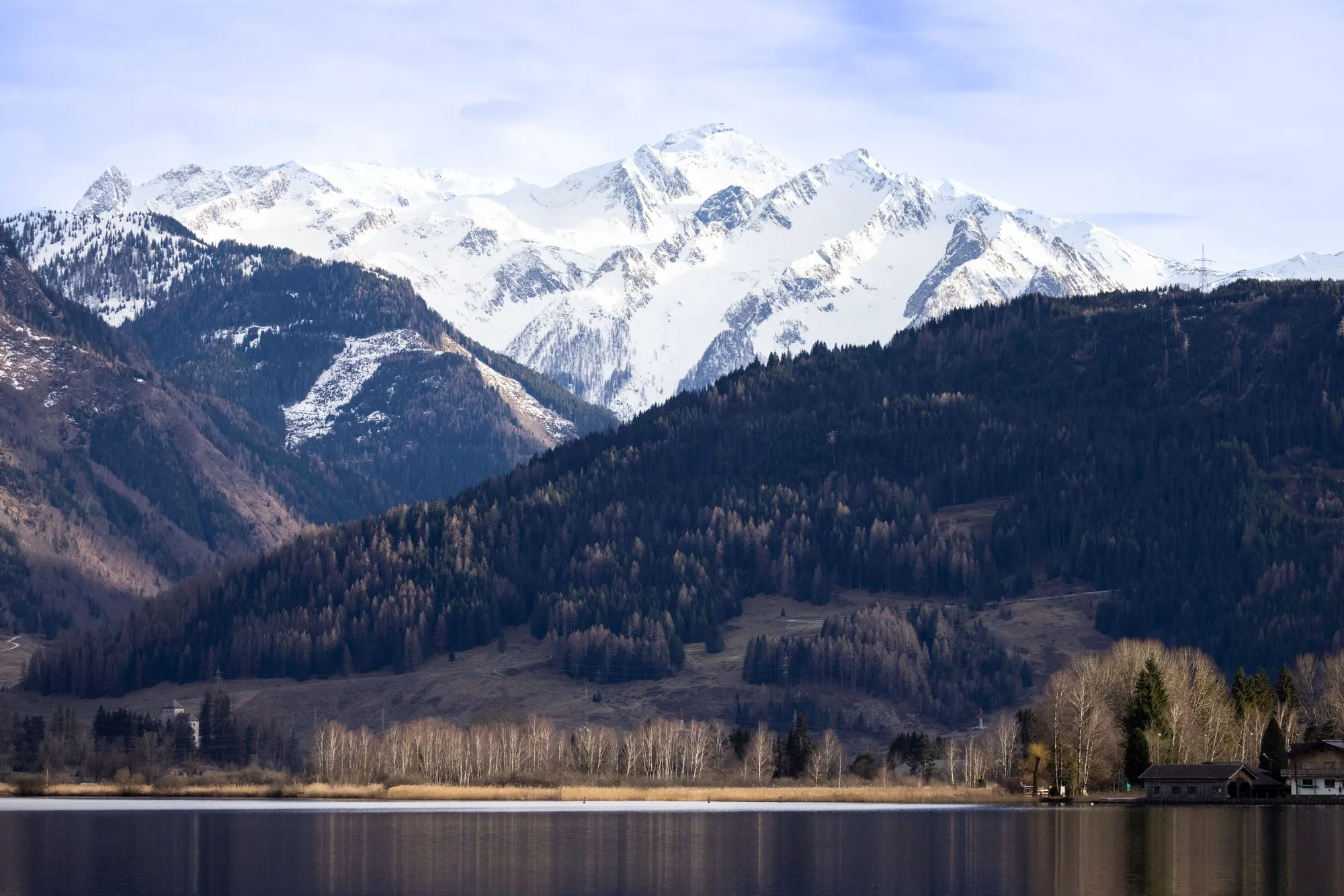 Zell am See: het meer en besneeuwde bergtoppen