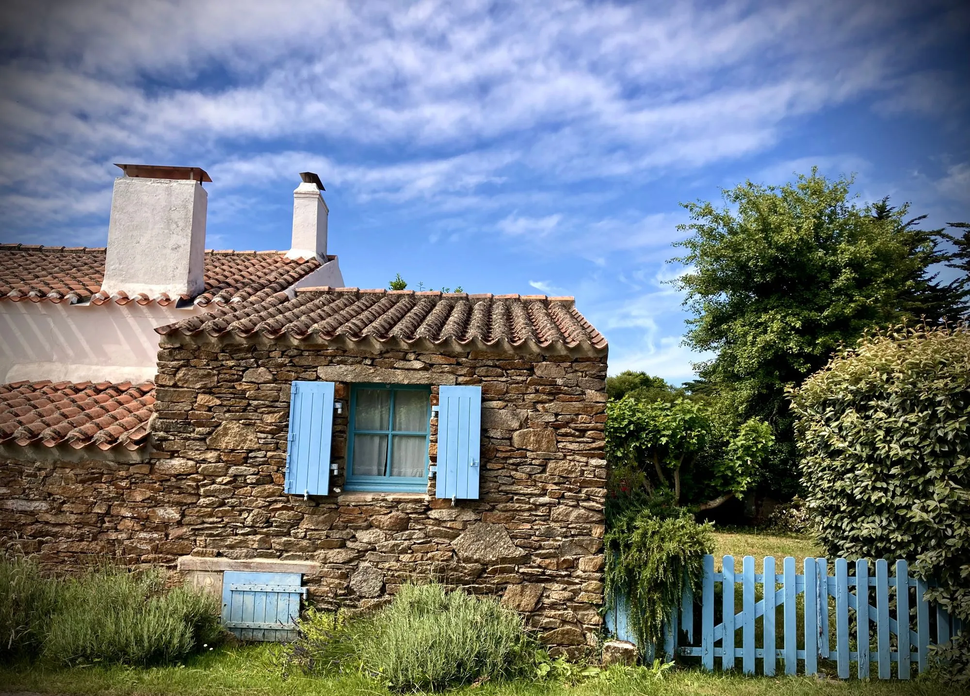 Stenen huisje met blauwe luiken op het Île d'Yeu