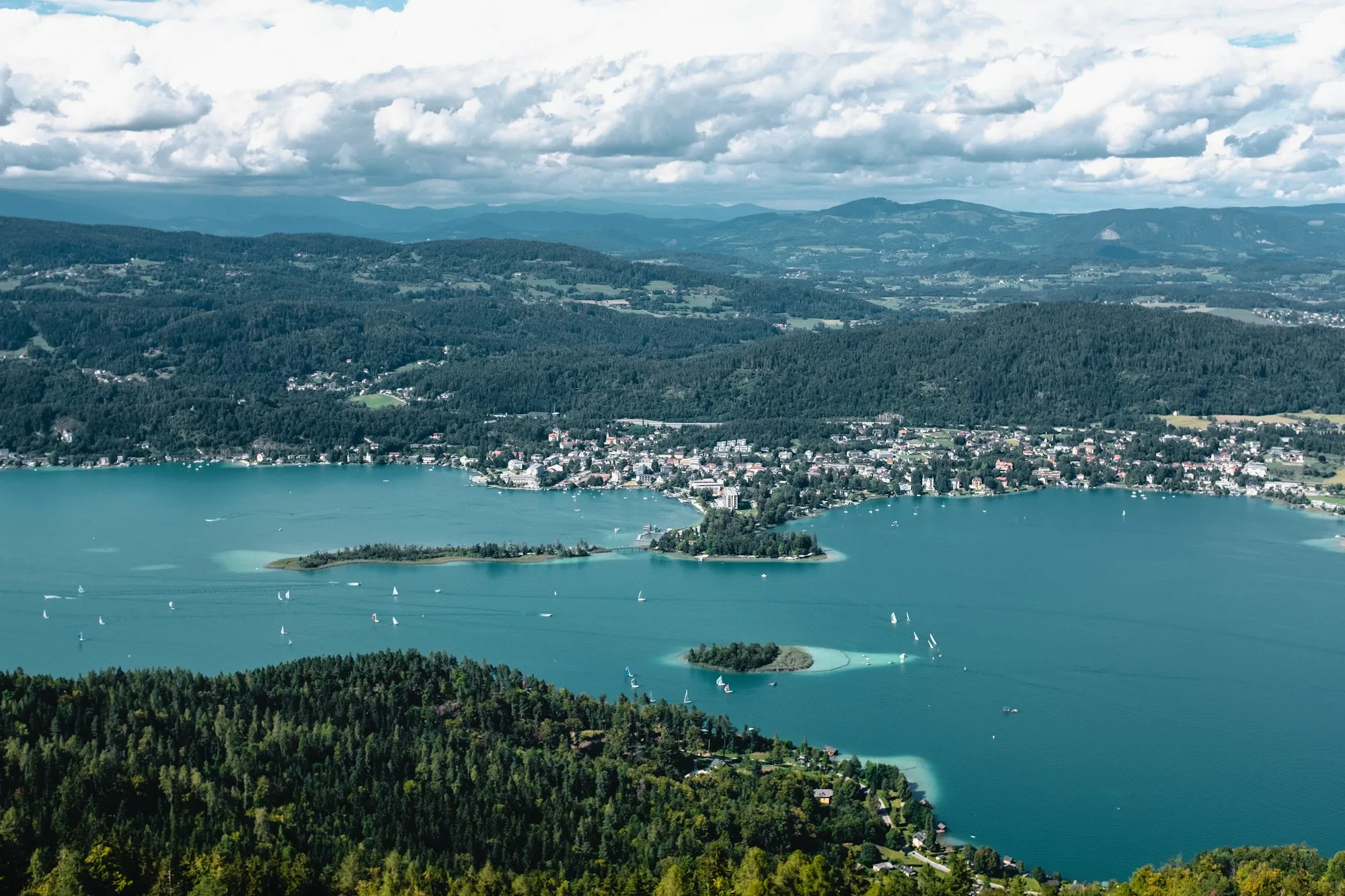 Het Wörthersee van bovenaf, gezien vanaf de Pyramidenkogel
