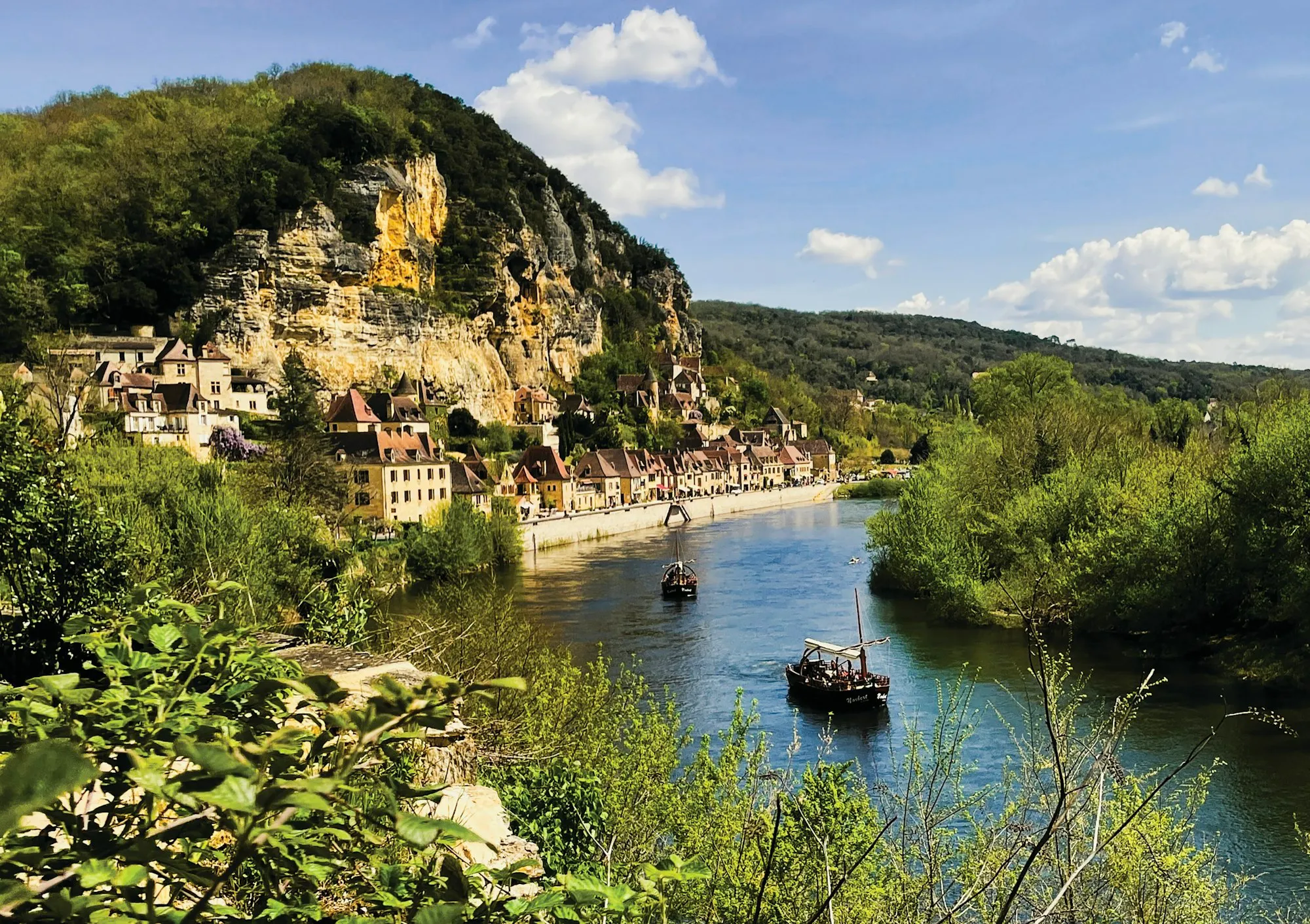 La Roque-Gageac aan de Dordogne, met een gabarre op de rivier